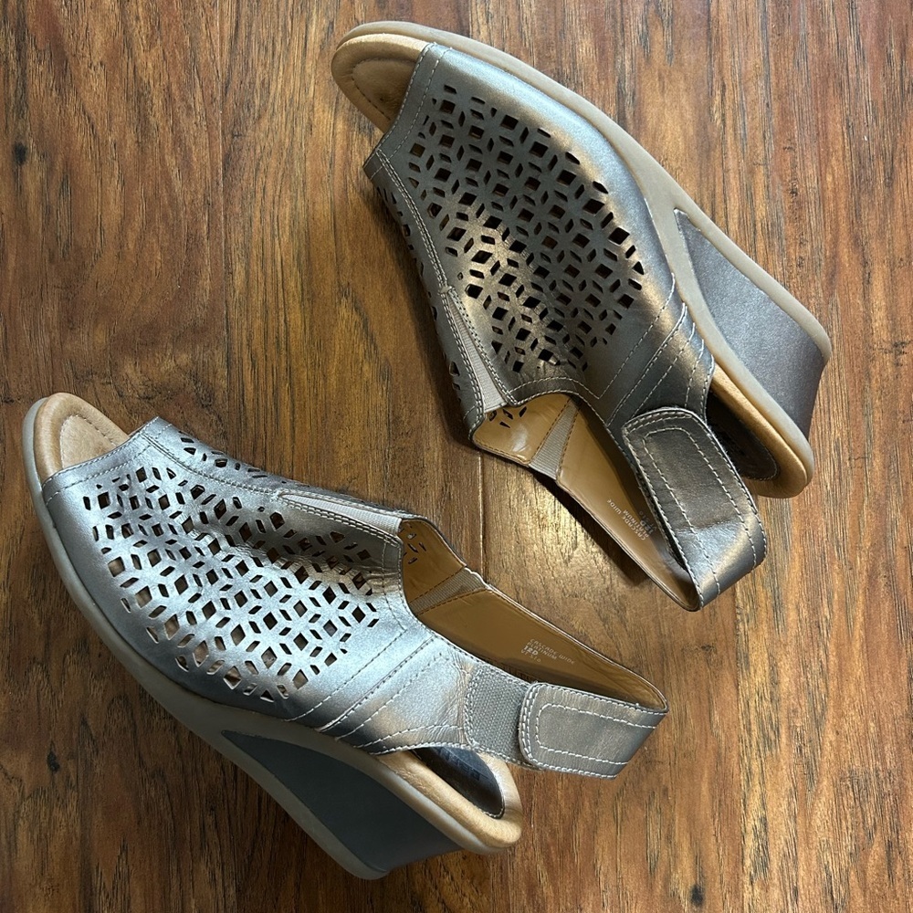 Stylish Women's Silver Wedge Sandals - Picture 7 of 7
